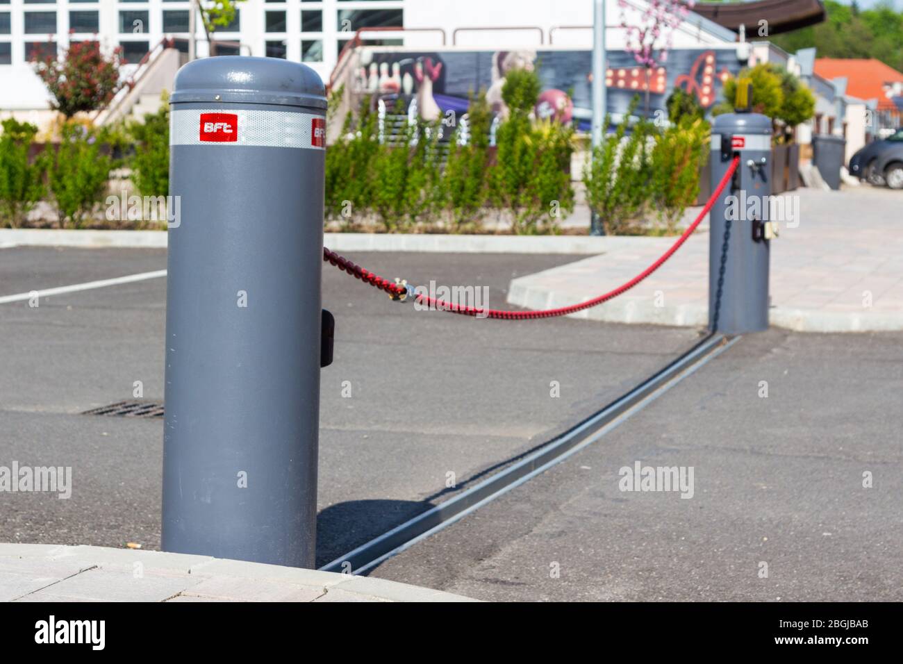 Colonnes motorisées BFT pour barrière automatique de chaîne au parking,  Sopron, Hongrie Photo Stock - Alamy