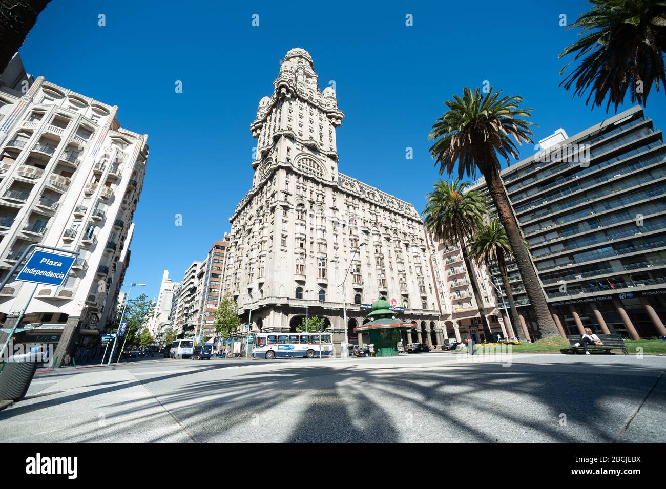 Montevideo, Uruguay - 10 mars 2013 : vue sur la place principale de la ville et un bâtiment emblématique de l'Amérique du Sud, le palais Salvo Banque D'Images