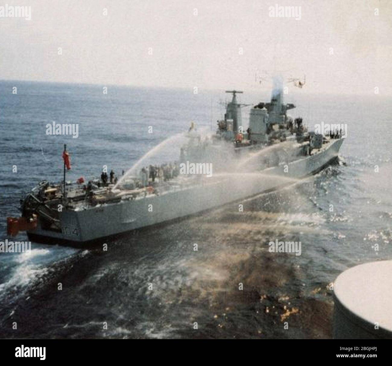 HMS Dido (F 104) est en cours dans l'Oean de l'Atlantique en 1983. Banque D'Images