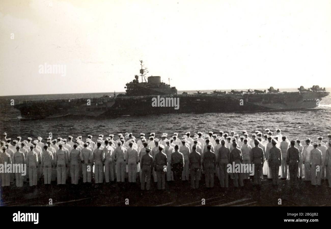 HMS illustrious (87) passe devant USS Saratoga (CV-3) dans l'océan Indien le 18 mai 1944 (NNAM.1977.031.085.012). Banque D'Images