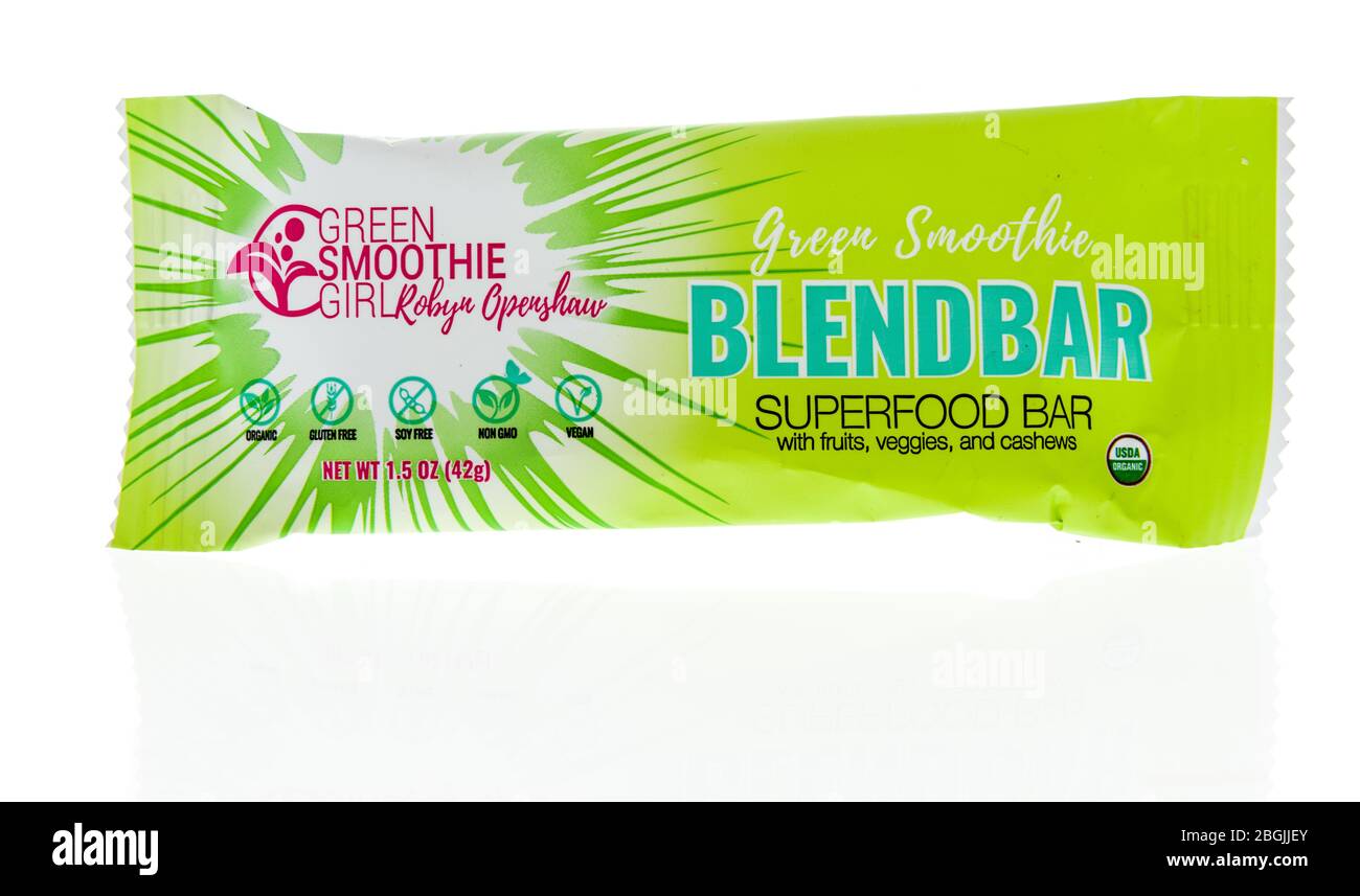 Winneconne, WI - 3 avril 2020: Un paquet de Green Smoothie blendbar superfood bar sur un fond isolé. Banque D'Images