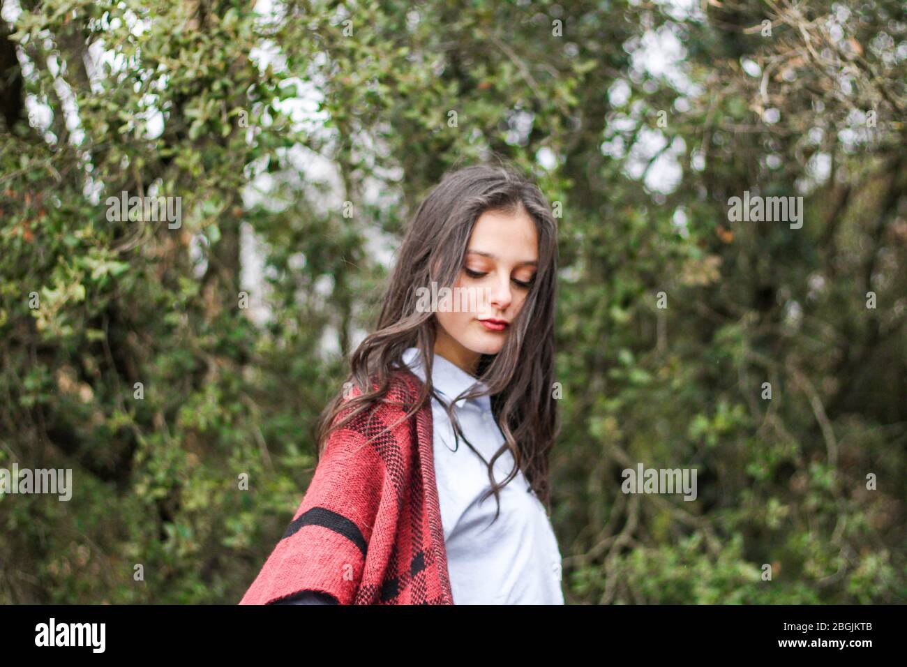 jeune fille avec poncho dans la forêt Banque D'Images