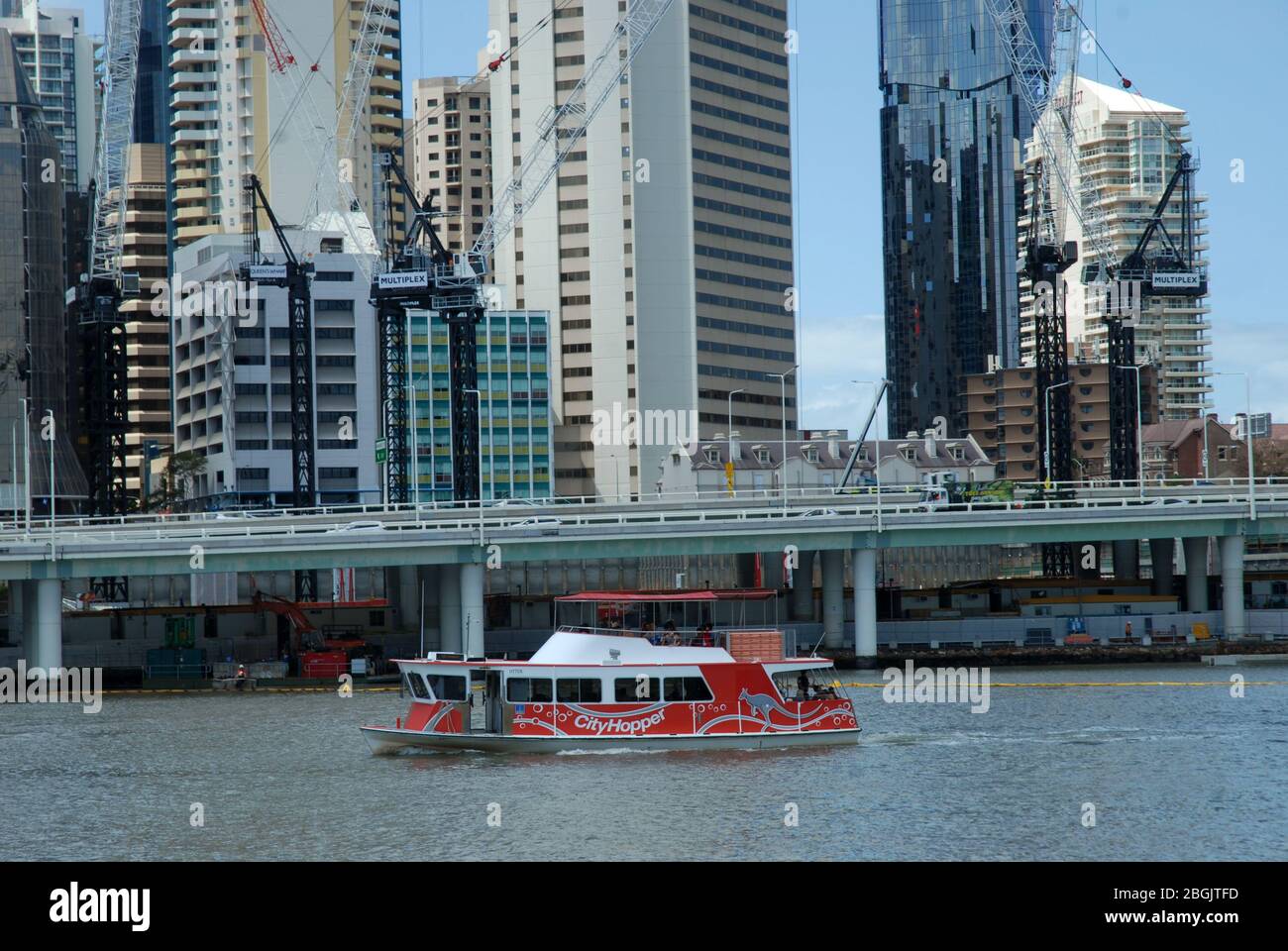 City Hopper se dirigeant en aval sur Brisbane River, Brisbane, Queensland, Australie. Banque D'Images