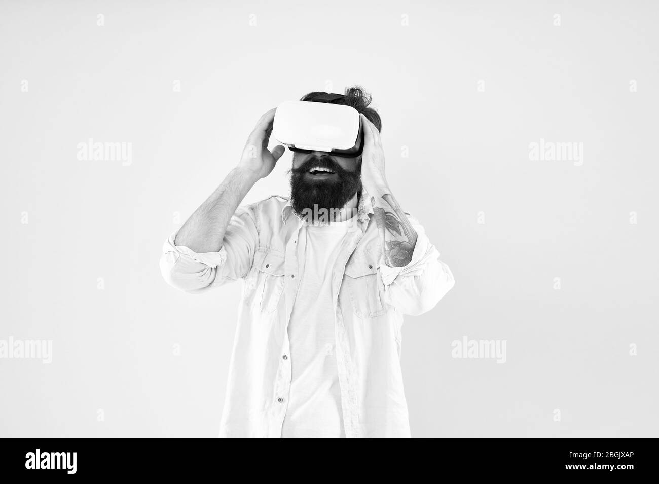 Test de logiciels. Homme barbu fond jaune lunettes vr. Grande sélection d'applications compatibles. Vr concept. Acheter Appareil vr. L'eye tracking. Avenir numérique et l'innovation. Le développement de technologies. Banque D'Images