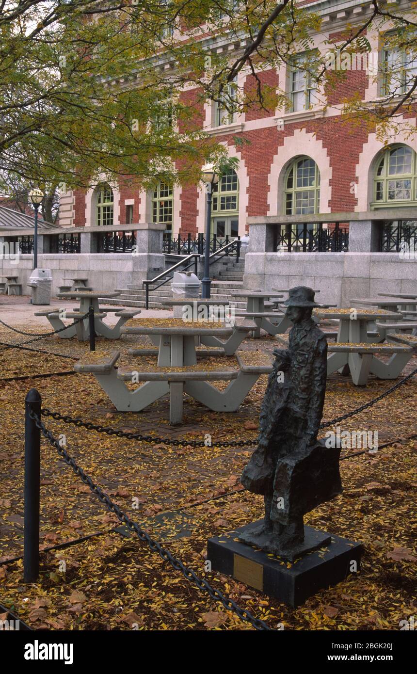 Statue d'immigrants Immigrants, Ellis Island, la Statue de la liberté Musée National Monument, New York Banque D'Images