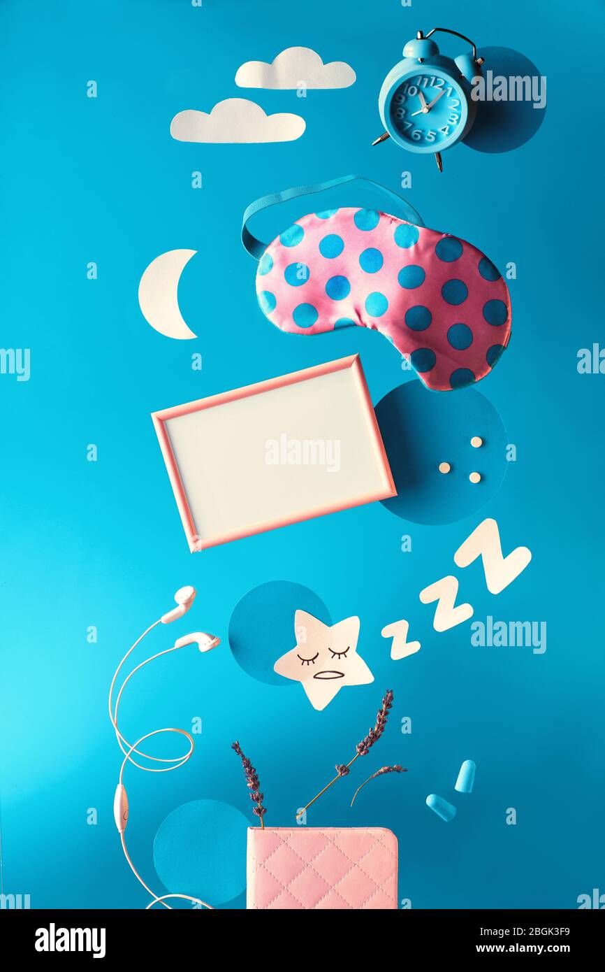 Concept créatif du sommeil sain, texte « optimisation du sommeil » dans la visionneuse. Masque de sommeil volant ou à lévitant, réveil, écouteurs, bouchons d'oreilles et pilules. Banque D'Images