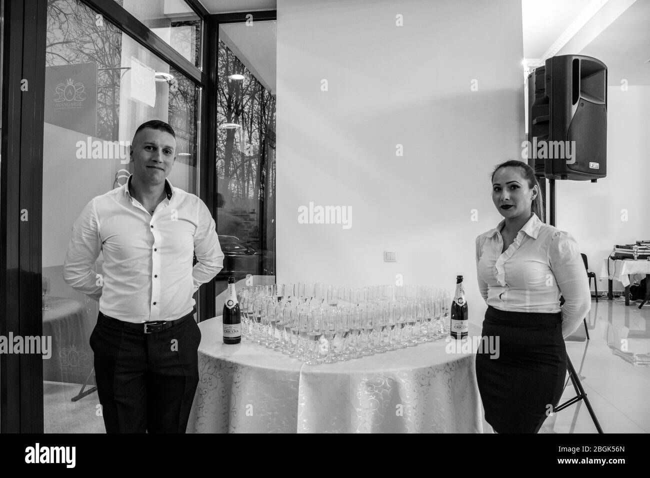 Bals / Roumanie / 27 décembre 2018 : des verres de champagne sur la table à l'entrée de la salle de mariage Banque D'Images