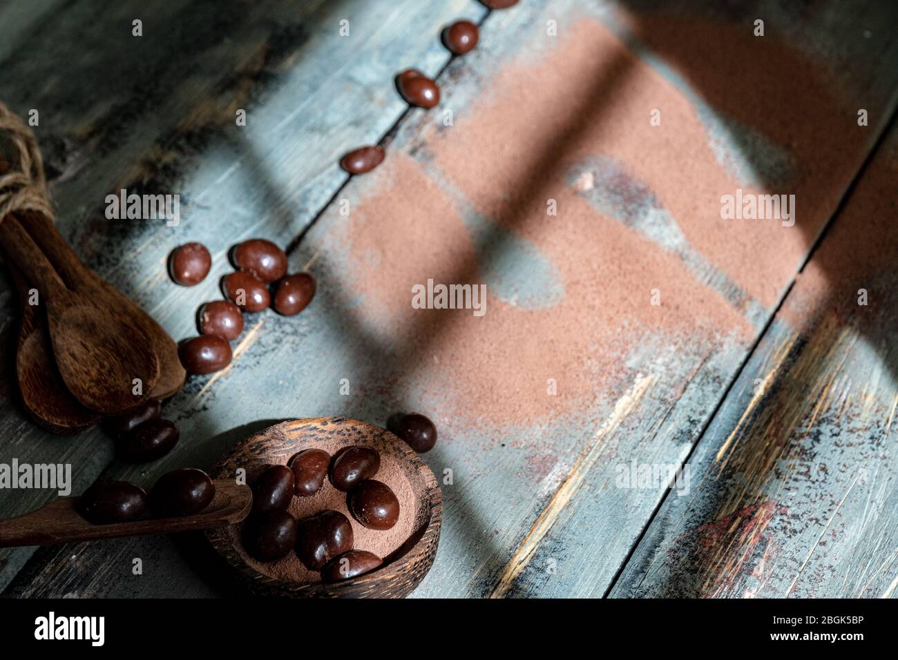 chocolat pur exquis en morceaux et en poudre Banque D'Images