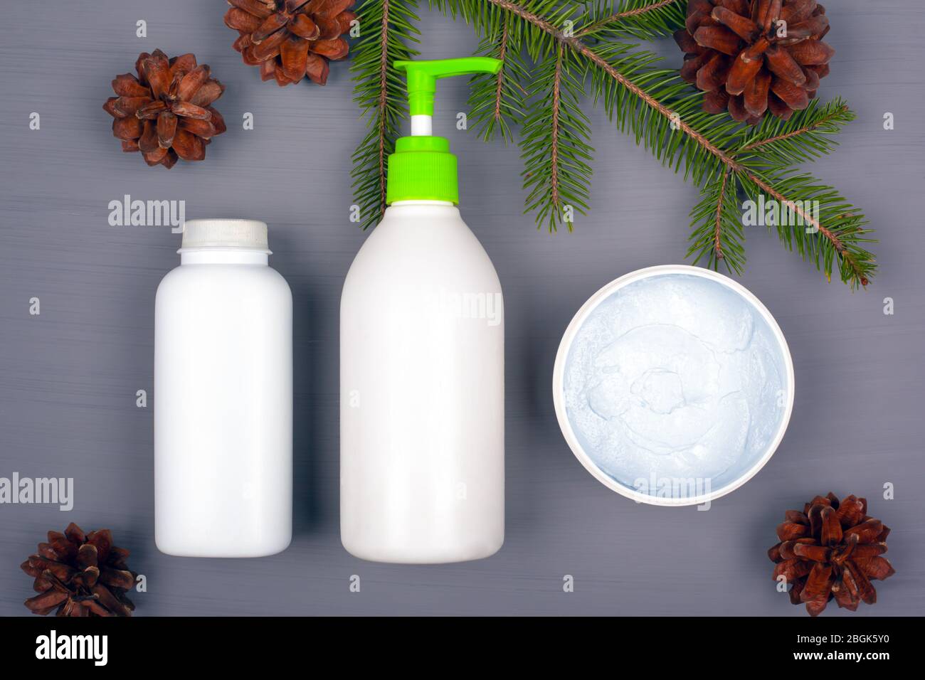 cosmétiques au goût conifères, branches et cônes d'arôme et de sapin. cosmétiques de beauté naturelle. Banque D'Images