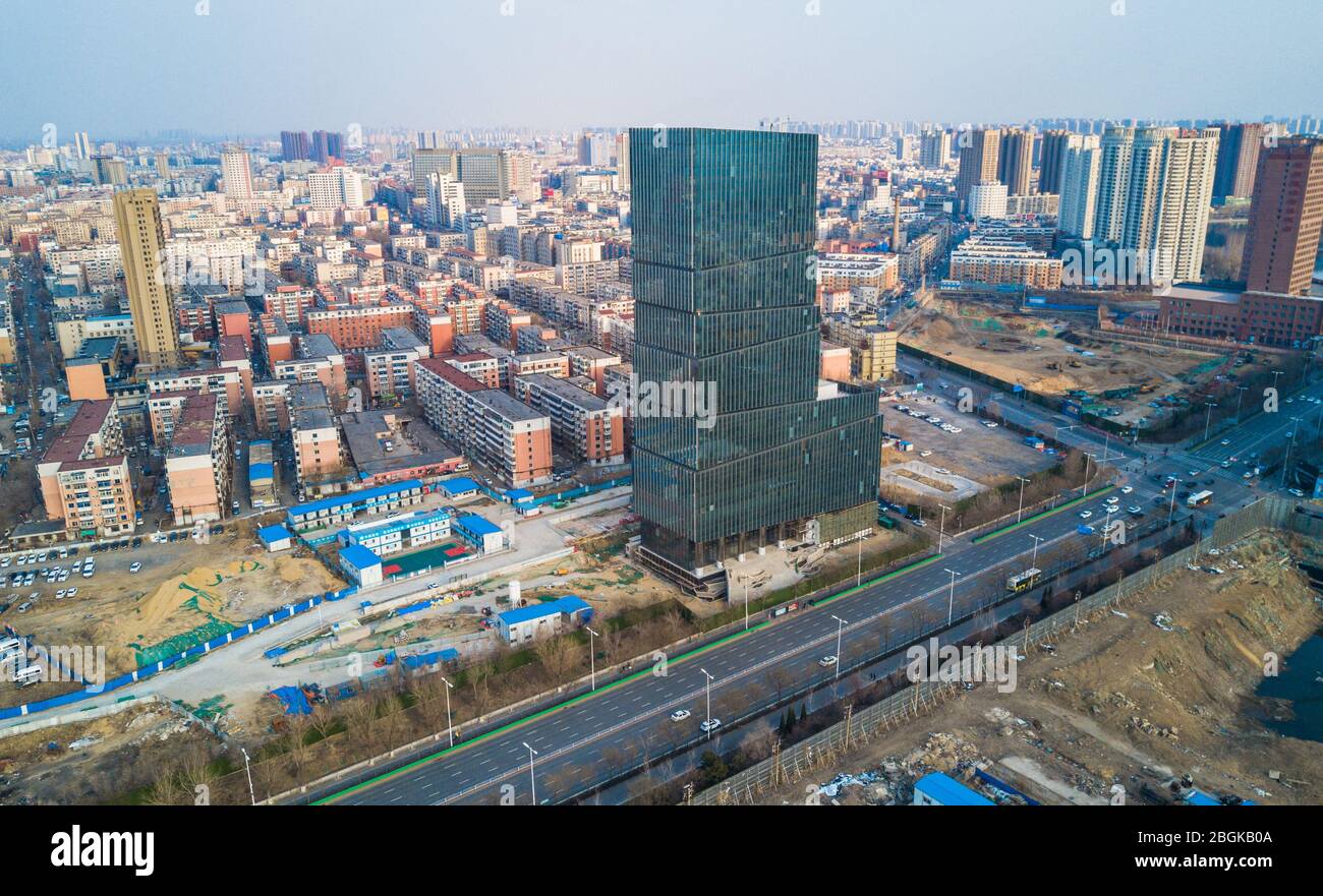 Vue aérienne d'un bâtiment de 50 mètres de haut qui attire les citoyens  avec sa forme unique dans le canteur de la ville de Shenyang, au nord-est  de la Chine L Photo