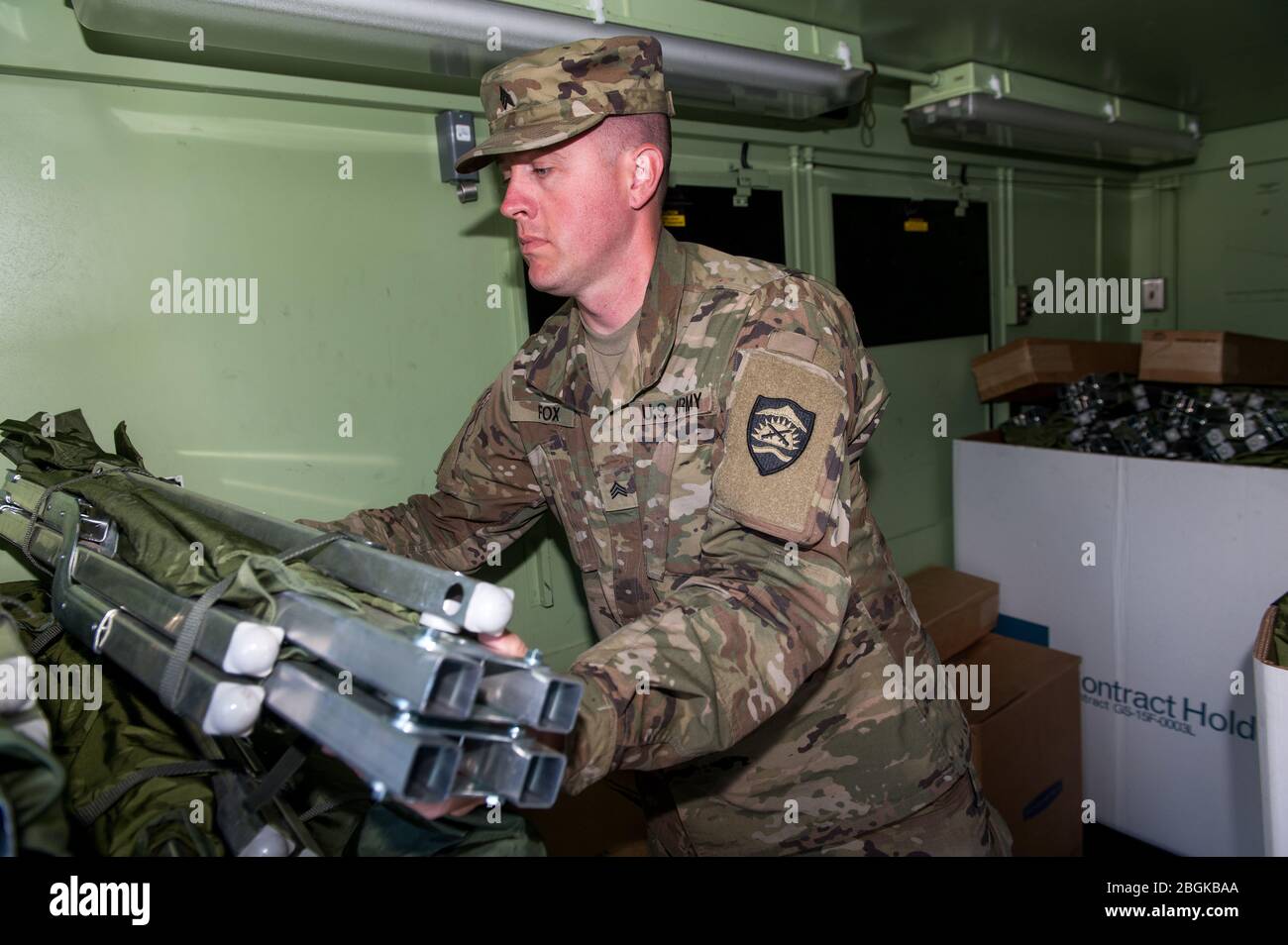Sgt de la Garde nationale de l'Oregon. Luke Fox, prépare 150 lits militaires ainsi que 150 couvertures et paquets d'hygiène fournis par le département des services administratifs de l'Oregon, à être livrés par une équipe de quatre soldats nationaux de l'Armée de l'Oregon de Salem à la Grande, O., À la demande de la Direction de l'urgence du comté de Union en réponse à la situation de la COVID-19, le 25 mars 2020. De plus, à la demande du comté de Grant, l'équipe fournira et aidera à la mise en place de trois grandes tentes à l'hôpital Blue Mountain de John Day, en Oregon, pour être utilisées, si nécessaire, pour soutenir des postes médicaux temporaires. (ÉTATS-UNIS Banque D'Images