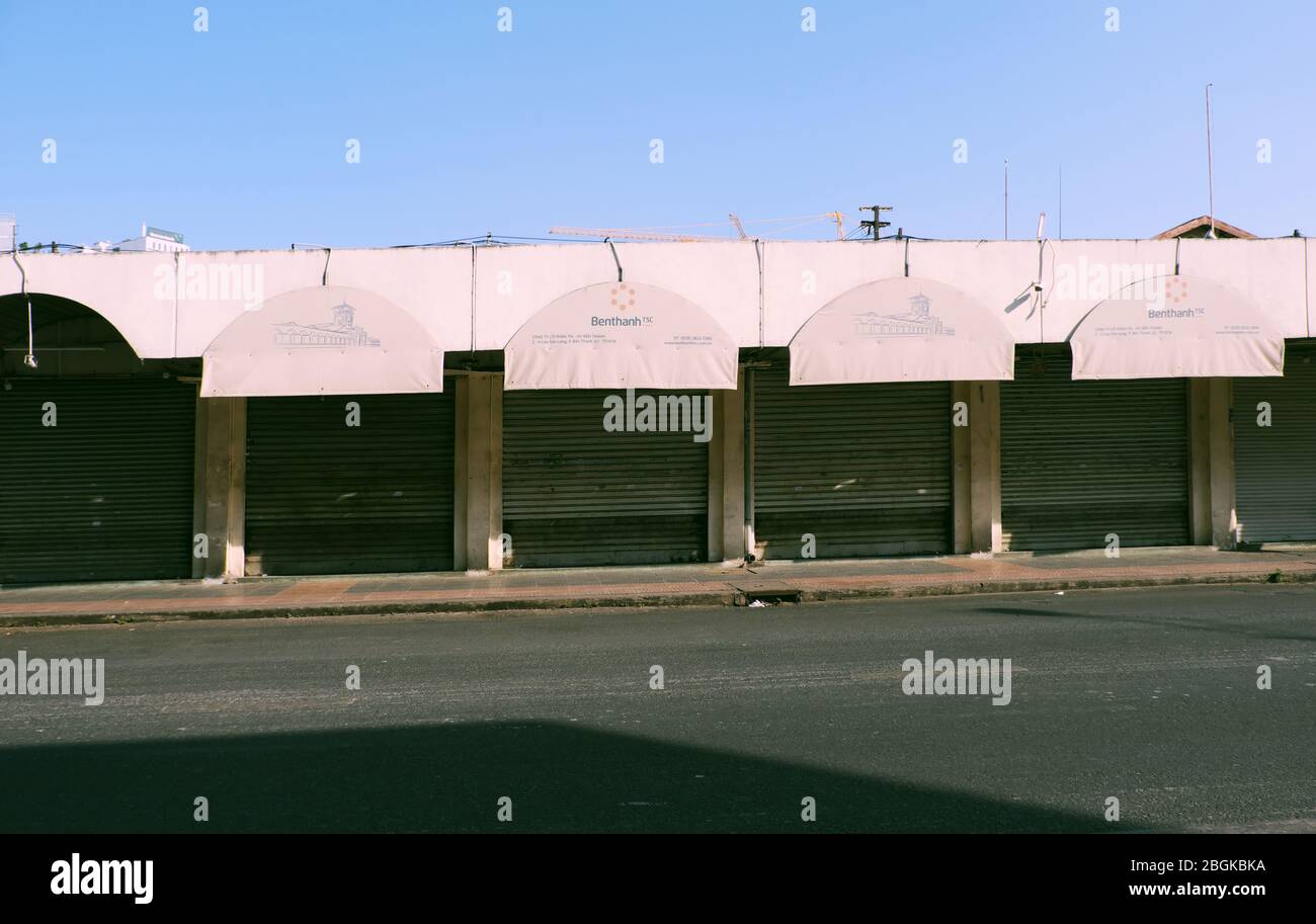 HO CHI MINH VILLE, VIET NAM, marché Ben Thanh, nombreux magasins fermés, rue déserte, scène silencieuse effet par demande limite se déplacer en pandémie Banque D'Images