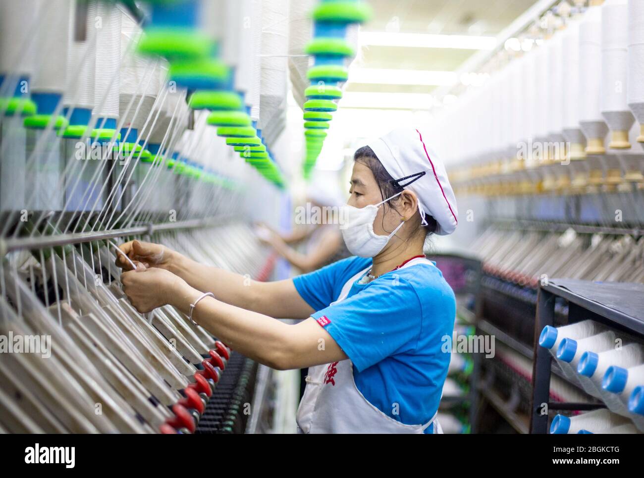 Le personnel d'une usine de filature locale travaille le long de lignes de production automatisées pour produire des commandes à temps, Hai'an County-level City district, Nantong c Banque D'Images