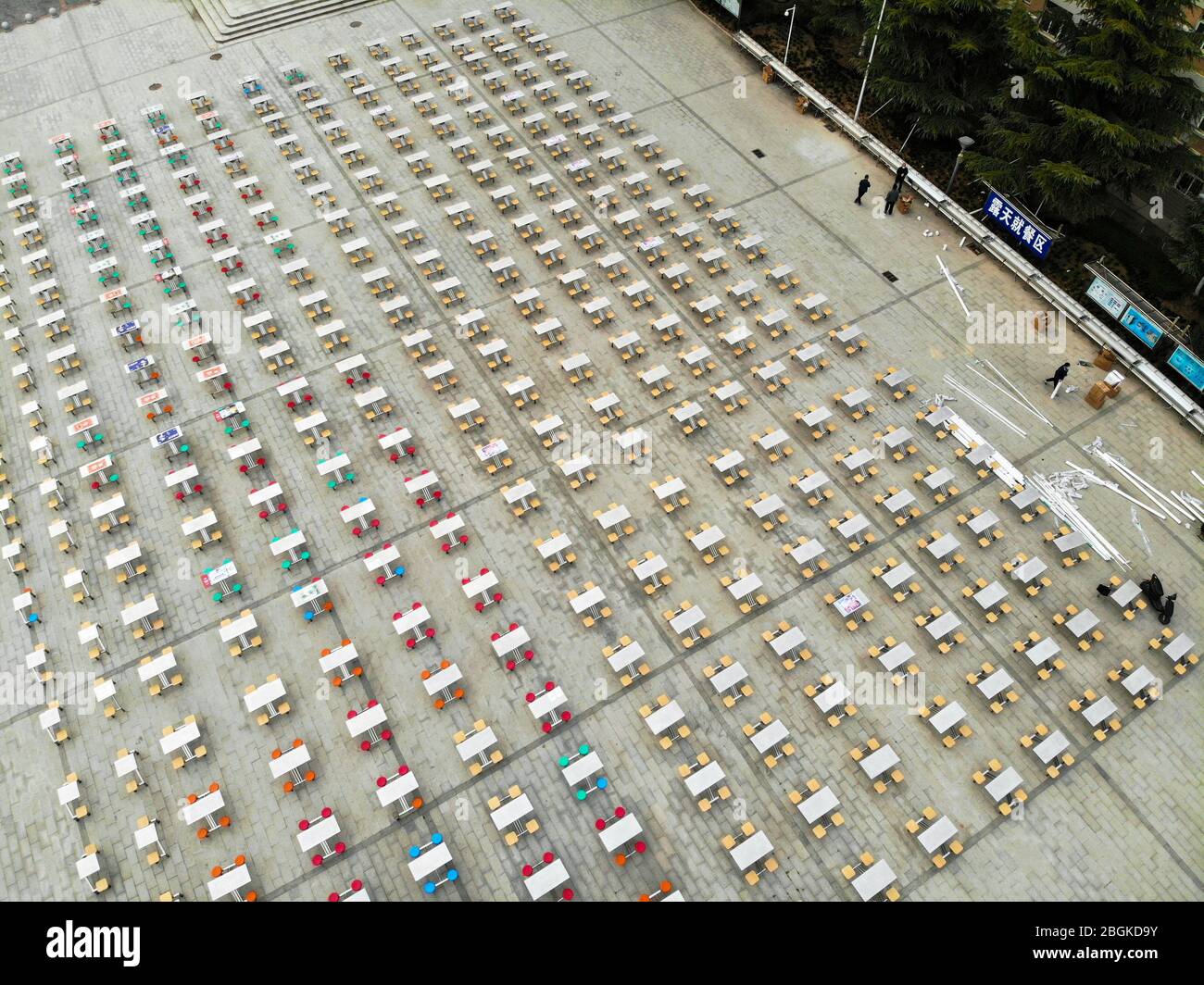 Une vue aérienne de plus de 300 tables et 1200 chaises sont déplacées à l'extérieur de la porte et mis sur une zone d'ouverture à l'Université de technologie de Hunan, Zhengzhou ci Banque D'Images