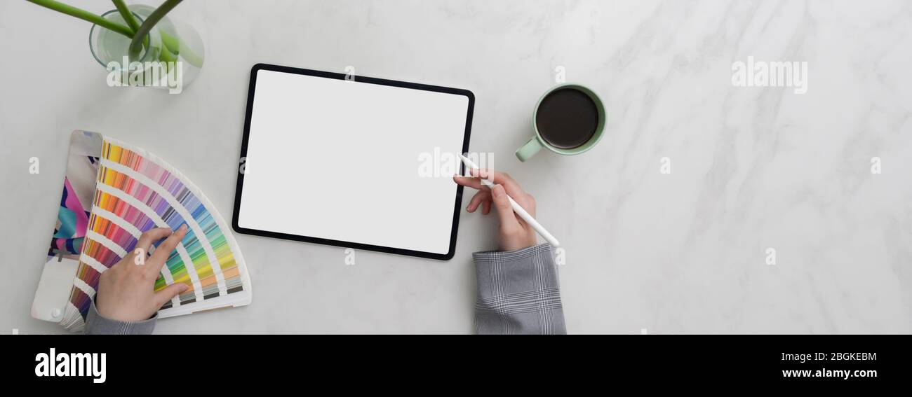 Prise en charge du dessin de créateur sur une tablette maquette avec stylet et nuance de couleur sur un bureau en marbre Banque D'Images