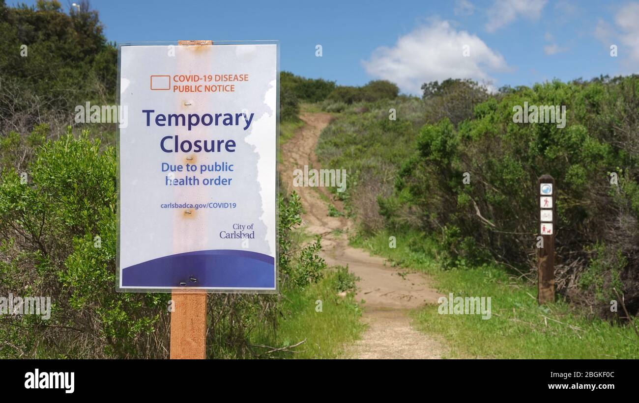 Un panneau sur un trailhead de réserve naturelle informe de la fermeture temporaire en raison de la réglementation de distanciation sociale. Banque D'Images