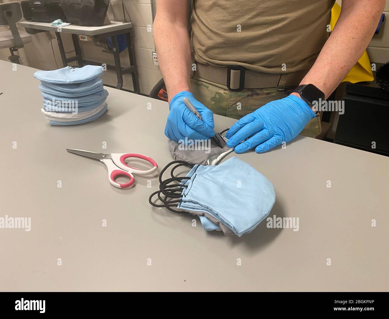 Les spécialistes de l'équipement de vol de l'équipage d'aéronef de la 148ème Escadre de chasse de Duluth, de la Garde nationale de l'air du Minnesota, assemblent et couchent des masques pour le personnel essentiel de la mission. Les aviateurs de divers groupes de travail sont la découpe de tissus, le blanchiment de masques et la diffusion des masques complétés afin de ralentir la propagation de COVID-19. Banque D'Images