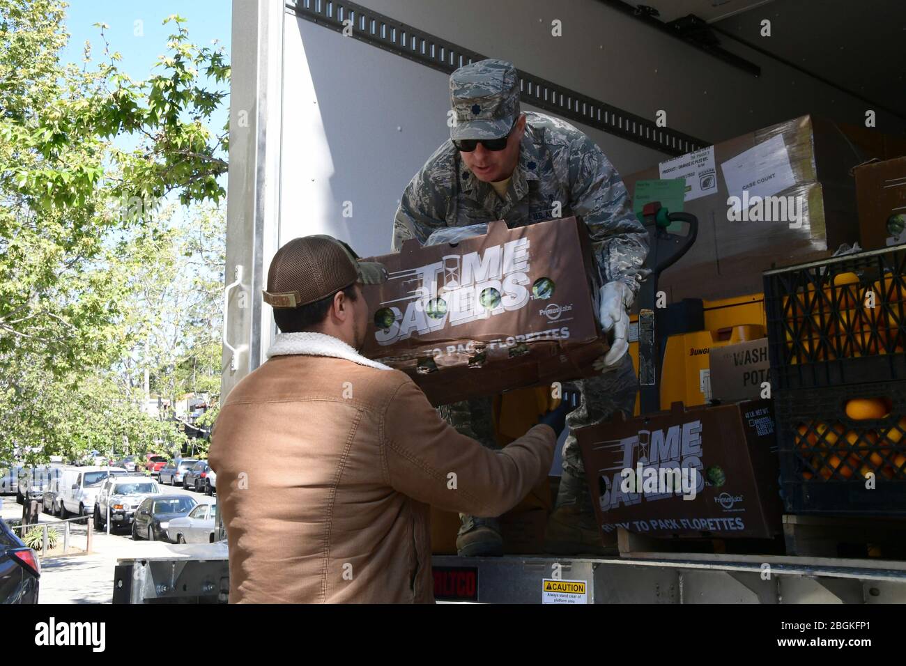 Le colonel Adam Goldstone de la 146ème Airlift Wing’s Medical Group (146 OMD), de la U.S. Air National Guard, a fait don de nourriture à l’arrière d’un camion de livraison de la banque alimentaire Santa Barbara au West Boy’s and Girls Club situé à Santa Barbara, en Californie. 27 mars 2020. Goldstone et California Air National Guardsmen, de la 146 MDG a aidé Foodbank Santa Barbara à livrer de la nourriture à de multiples centres de distribution dans toute la ville de Santa Barbara pour fournir de la nourriture aux familles et à ceux qui ont besoin d'aide pour la collecte de nourriture et de biens essentiels en raison de COVID-19. (ÉTATS-UNIS Photo de la Garde nationale aérienne par Airman M Banque D'Images