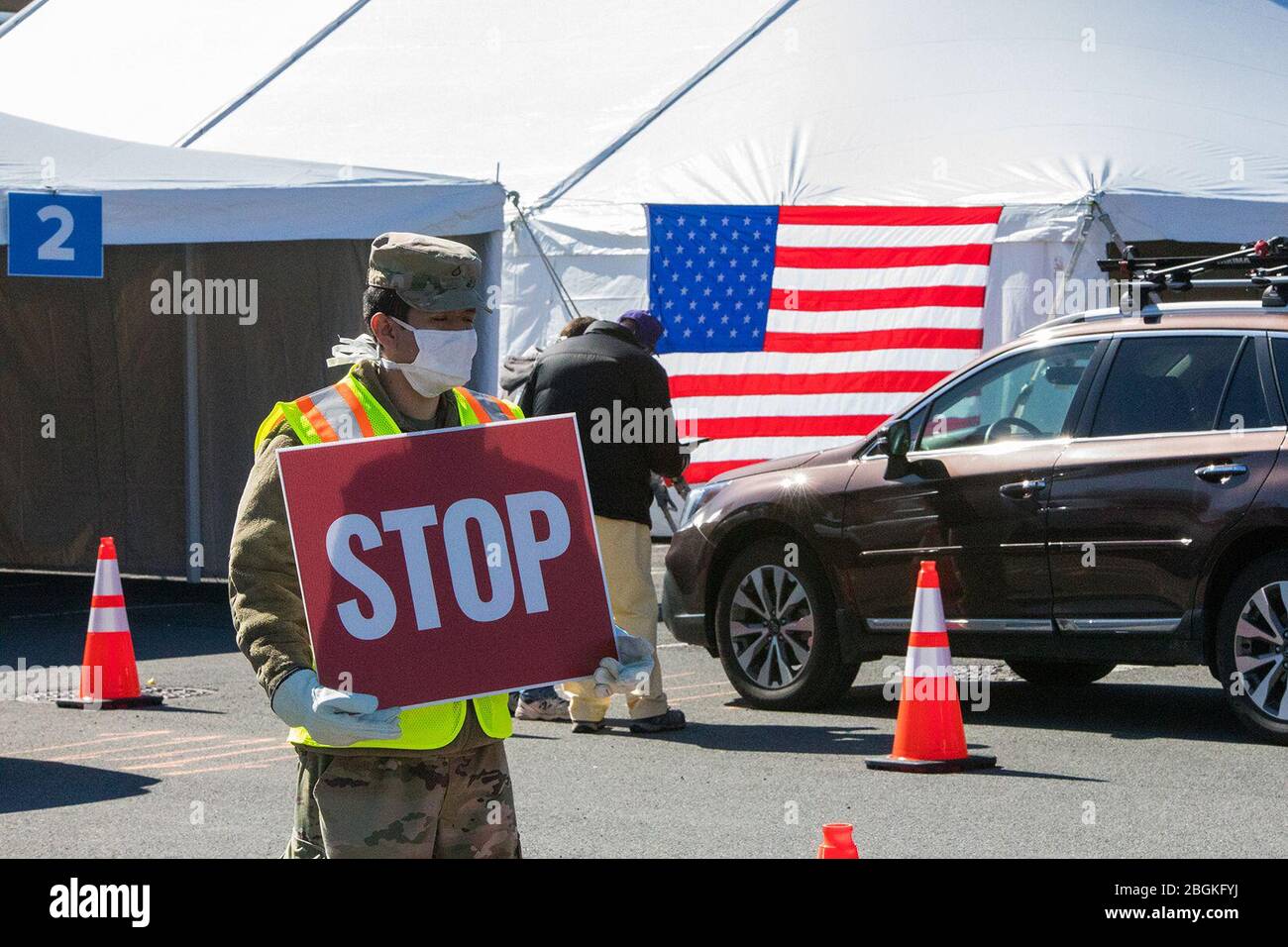 Le personnel de première classe José Rivera aide au contrôle de la circulation sur le site de test au drive-in d'Ualbany Covid-19 à l'appui de l'opération nationale de la Garde nationale de New York en réponse à l'épidémie de coronavirus. (Photo de la Garde nationale aérienne par le Sergent technique Jamie Spaulding) Banque D'Images