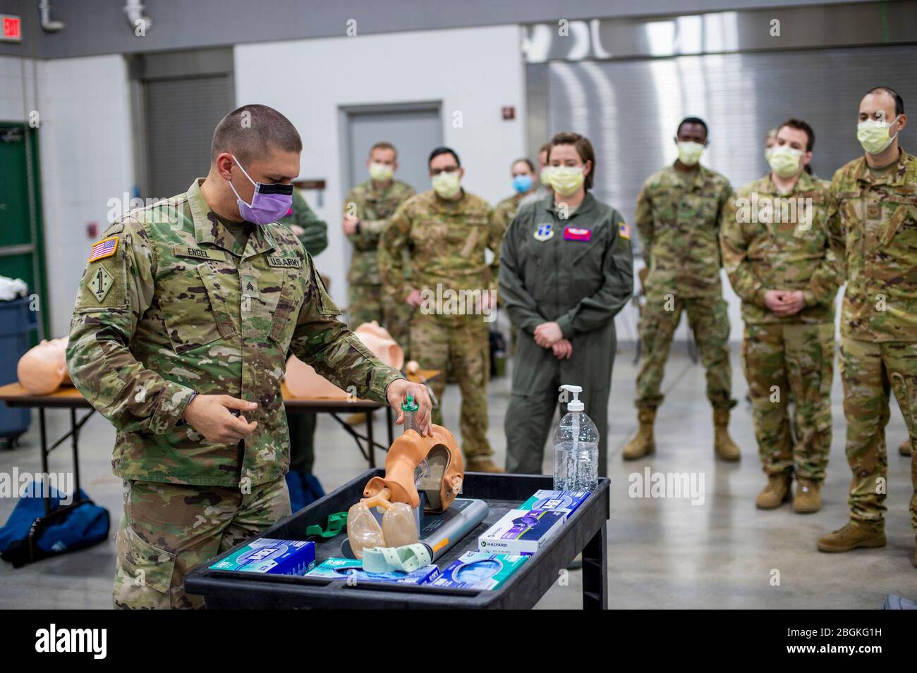 Sgt de la Garde nationale de l'Armée de l'Oklahoma. Douglas Engle, instructeur complet de formation médicale à l'Oklahoma Regional Training Institute, montre comment placer une voie aérienne avancée dans le cadre de la formation COVID-19 sur l'intervention médicale au 90ème quartier général du commandement de la Troop à Oklahoma City du 10 au 11 avril. La formation, qui comprenait des présentations du Centre médical de l'Université d'Oklahoma et du Département de santé du comté d'Oklahoma, préparera le personnel médical de l'Armée de l'Oklahoma et de la Garde nationale aérienne à des missions potentielles avec leurs homologues civils en réponse à l'éclosion de COVID-19 dans l'ensemble Banque D'Images