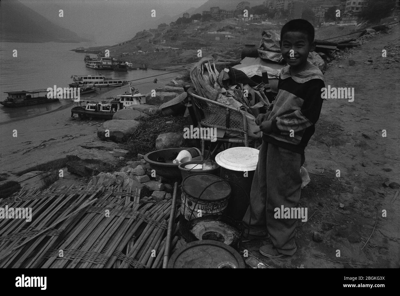 En novembre 2002, un jeune garçon vivant dans un sac près du fleuve Yangtze Yunyang Chongqing Banque D'Images