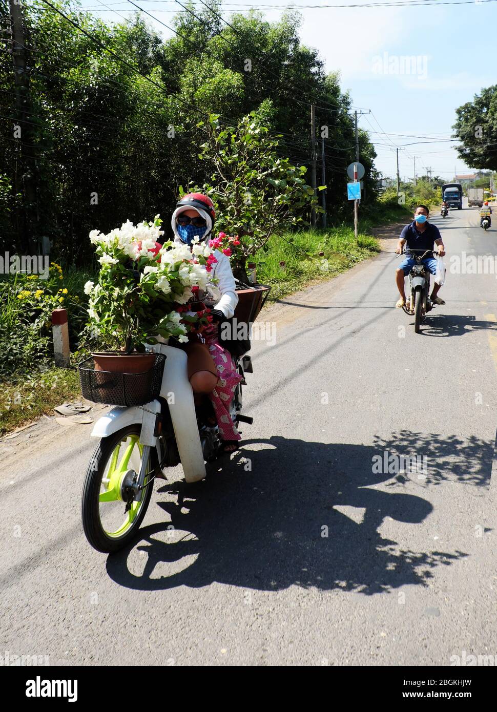Vietnamienne porter un masque pour la protection contre le soleil, circuler  à bicyclette à des températures très élevées en journée chaude, visage  fatigué par temps extrême, Vietnam Photo Stock - Alamy