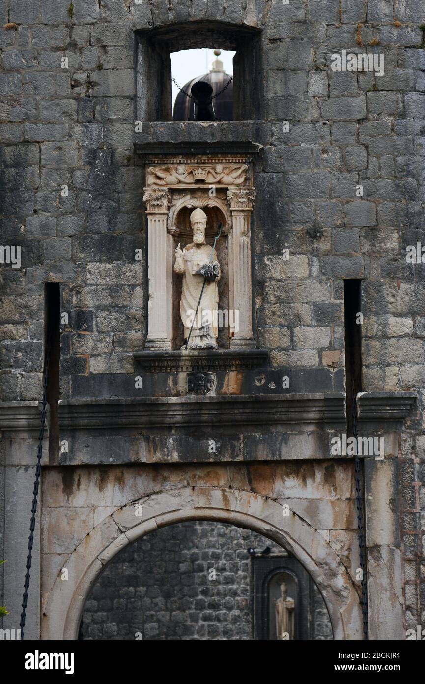 Statue de Saint Blaise, saint patron de Dubrovnik, sur le mur au-dessus de la porte Pile Banque D'Images