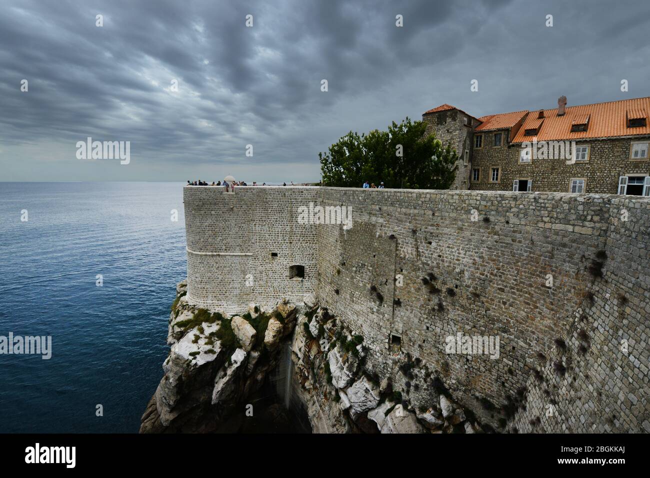 Marcher sur les murs entourant la vieille ville de Dubrovnik, Croatie. Banque D'Images