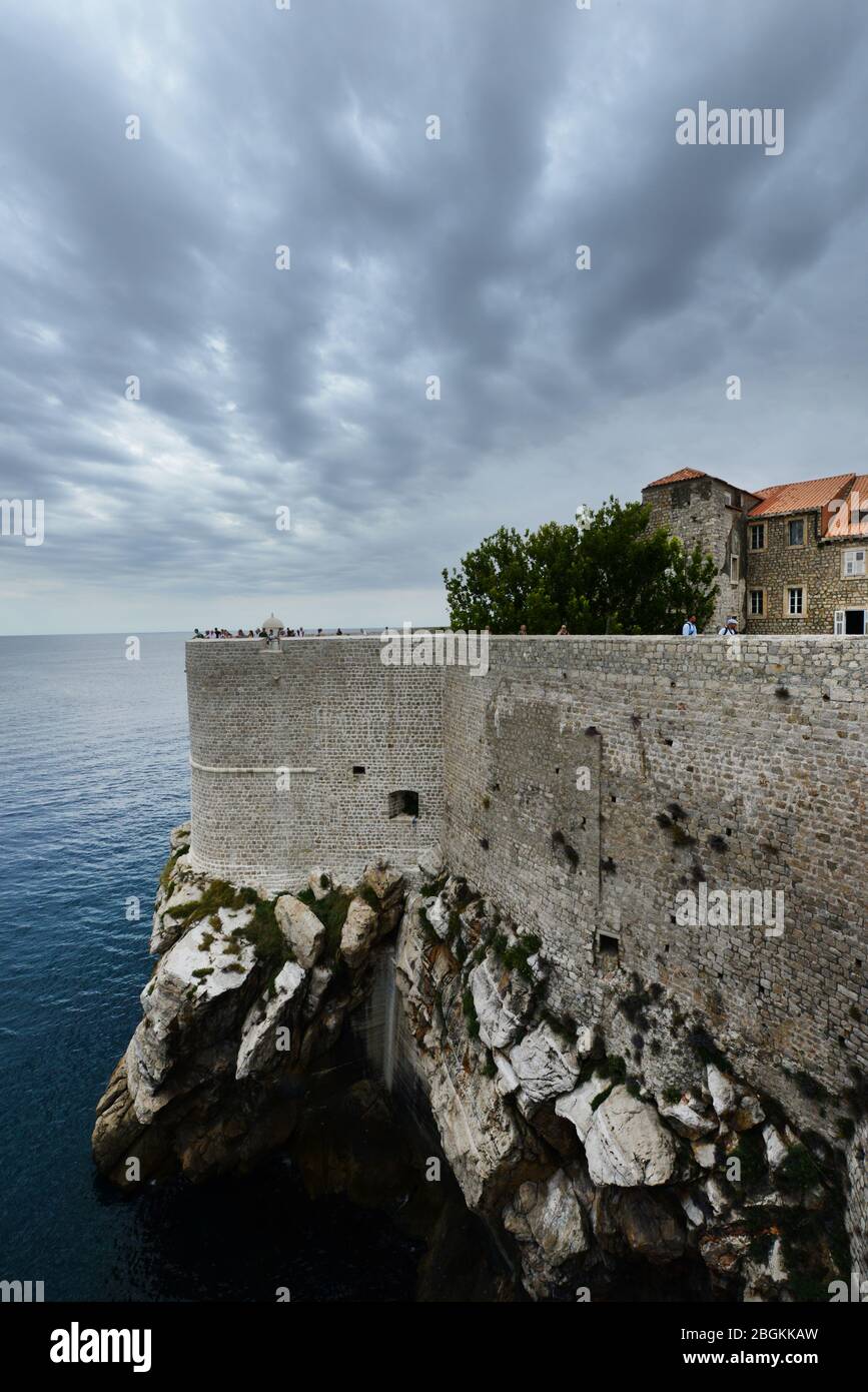 Marcher sur les murs entourant la vieille ville de Dubrovnik, Croatie. Banque D'Images