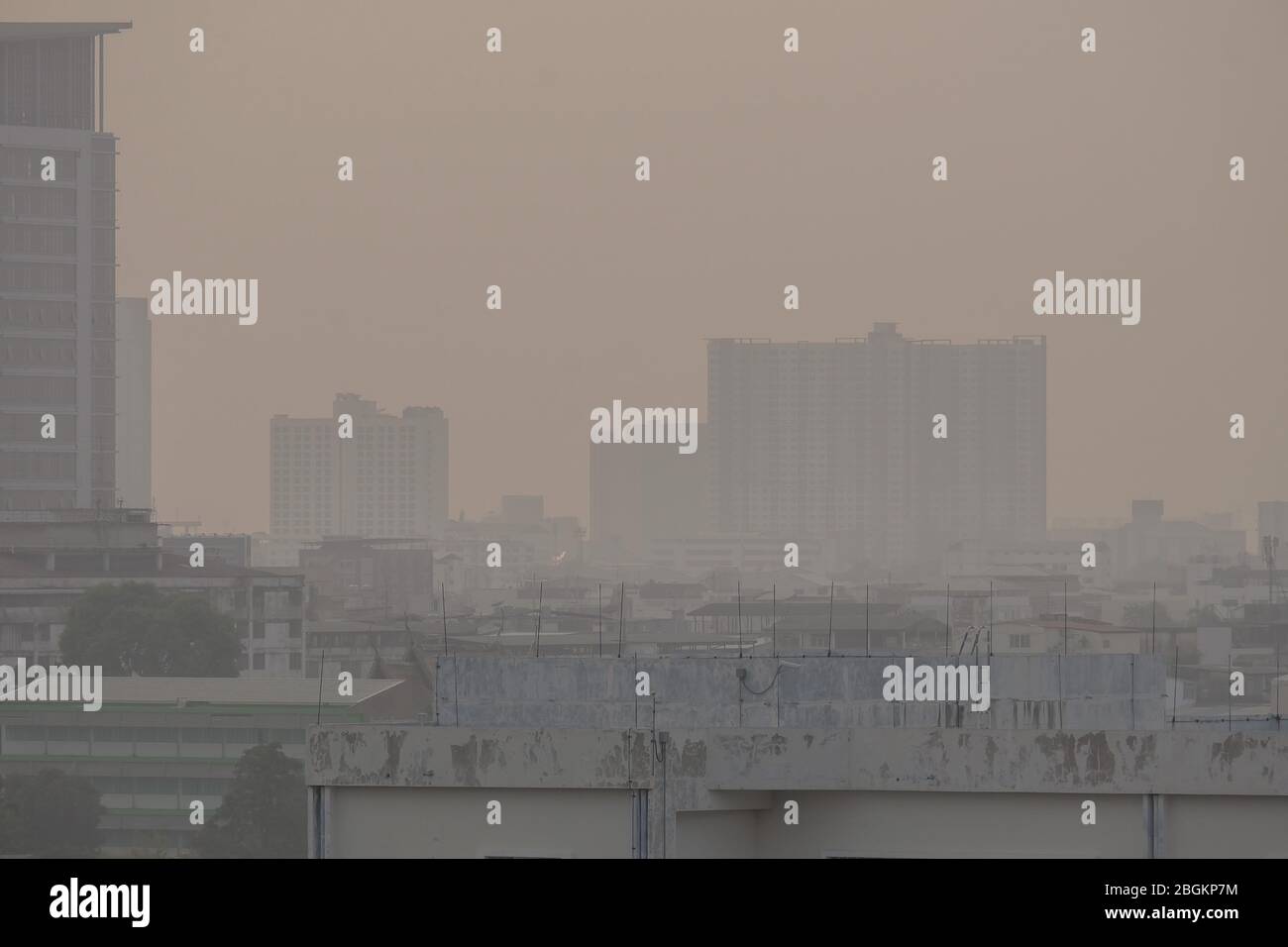 La pollution atmosphérique due à de nombreuses poussières ou particules de PM2,5 dépasse la norme (ACQ) de Bangkok, Thaïlande. Effet négatif sur le système respiratoire et la santé. Banque D'Images