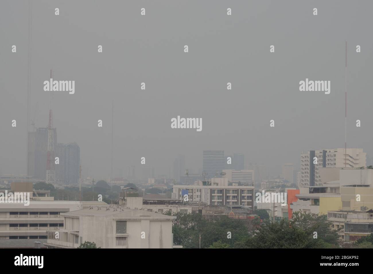 La pollution atmosphérique due à de nombreuses poussières ou particules de PM2,5 dépasse la norme (ACQ) de Bangkok, Thaïlande. Effet négatif sur le système respiratoire et la santé. Banque D'Images