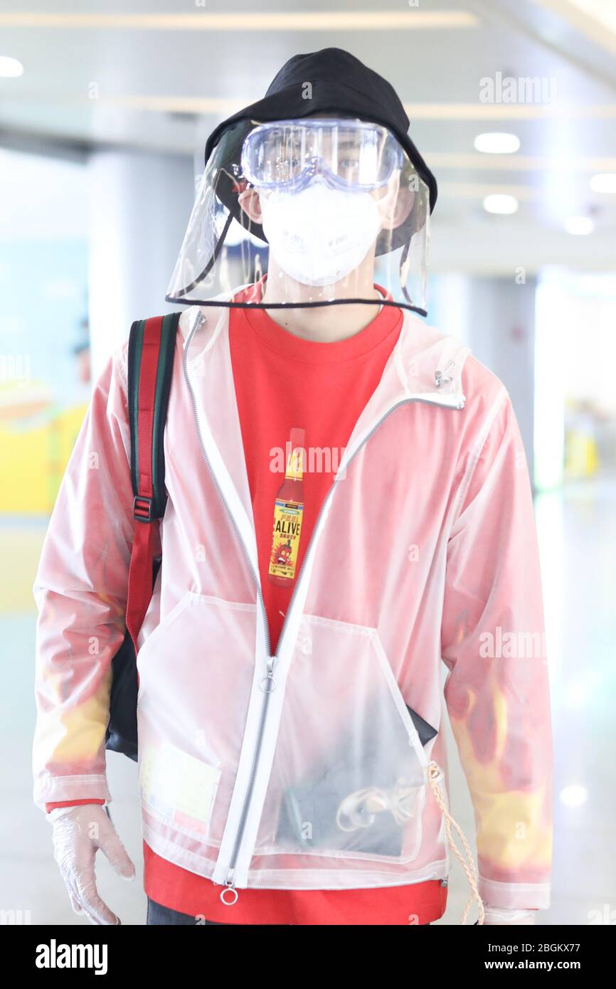L'acteur chinois Wu lei ou Leo Wu arrive à un aéroport de Pékin avant son départ à Beijing, Chine, le 27 mars 2020. Banque D'Images