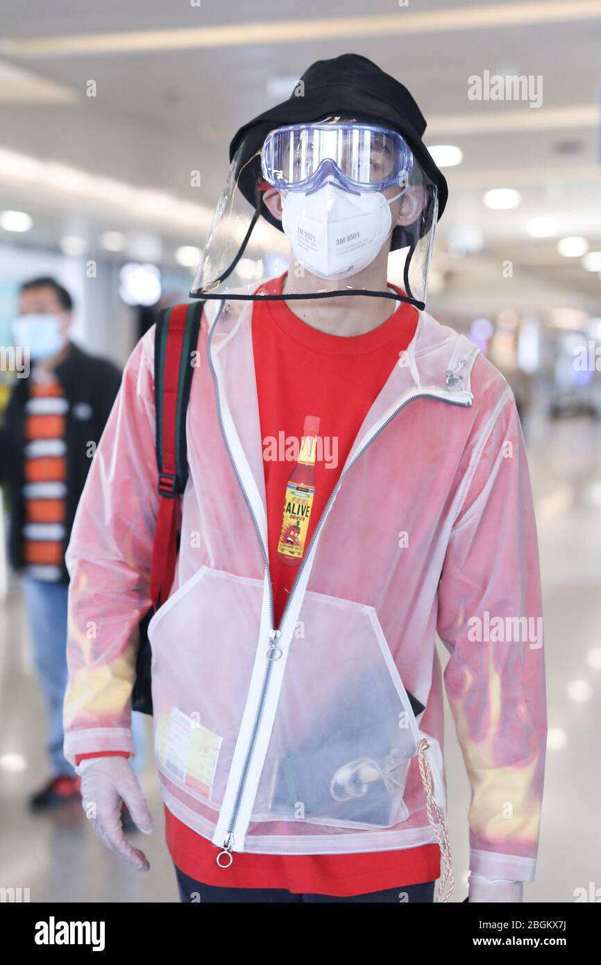 L'acteur chinois Wu lei ou Leo Wu arrive à un aéroport de Pékin avant son départ à Beijing, Chine, le 27 mars 2020. Banque D'Images