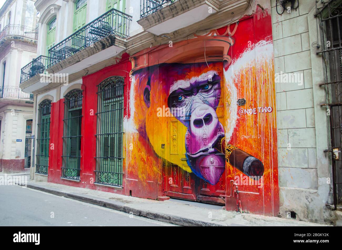 Vieille rue de la Havane. Un mur de graffitis de l'artiste Noé Two est vu à droite Banque D'Images