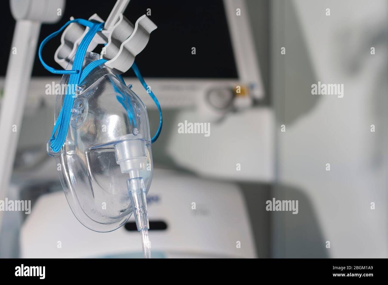 Masque pour oxygène adulte, sur ventilateur médical en arrière-plan en unité de soins intensifs à l'hôpital. Banque D'Images