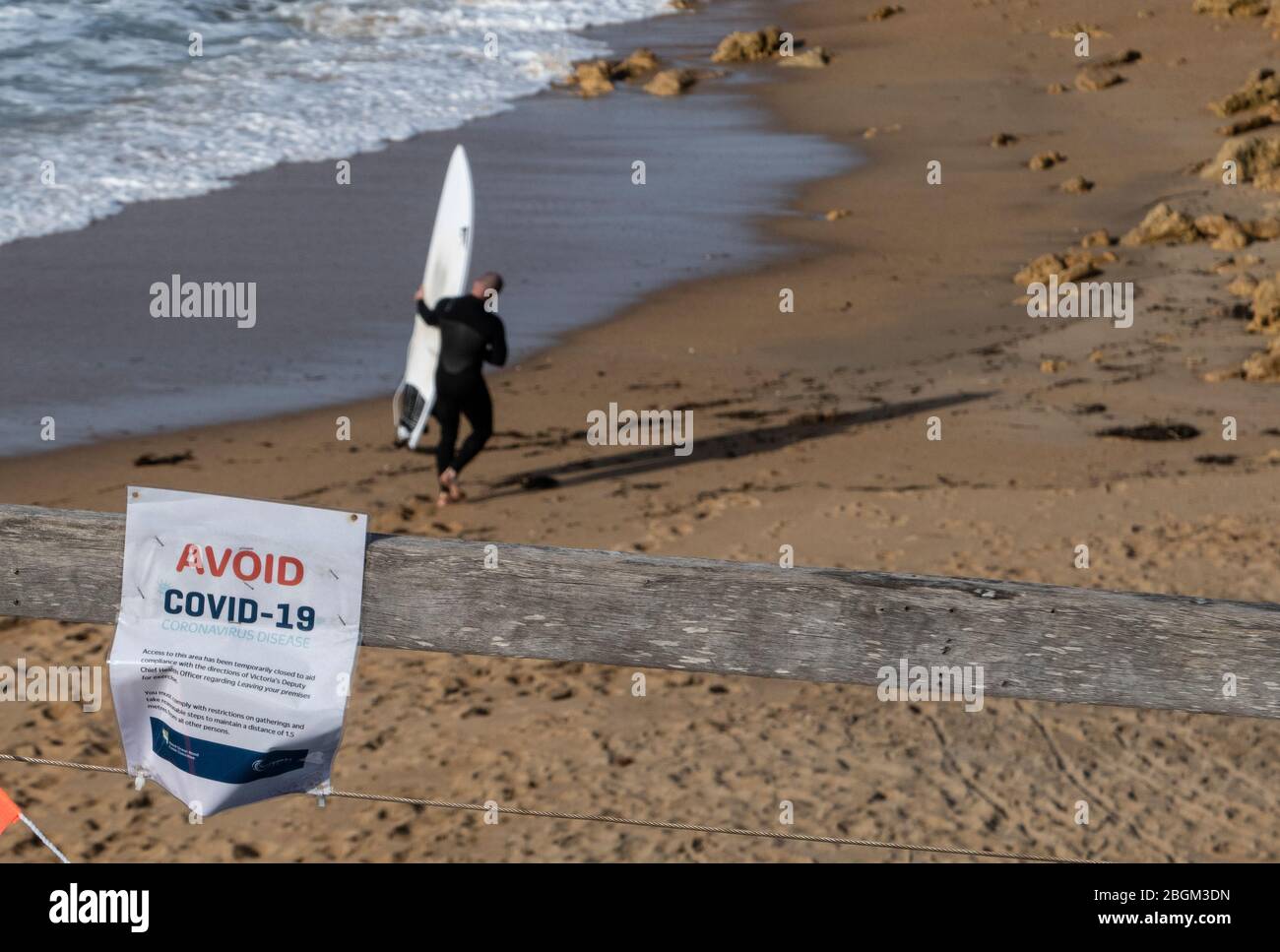 Covid-19, Coronavirus, Pandema Melbourne, Australie 2020.Plage fermée et panneaux d'avertissement Covid-19 sur les plages de surf près de Melbourne. Banque D'Images