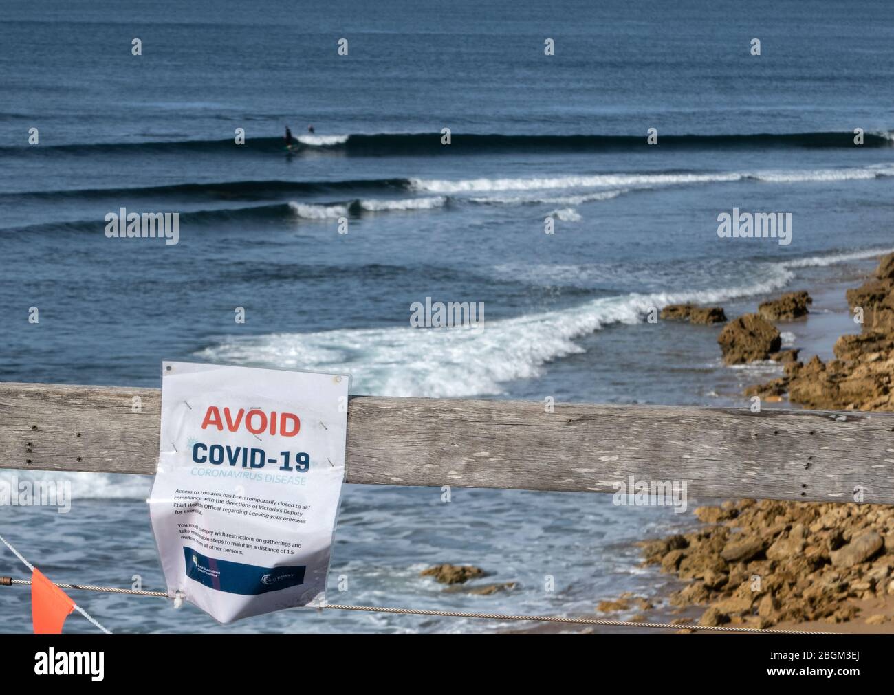 Covid-19, Coronavirus, Pandema Melbourne, Australie 2020.Plage fermée et panneaux d'avertissement Covid-19 sur les plages de surf près de Melbourne. Banque D'Images