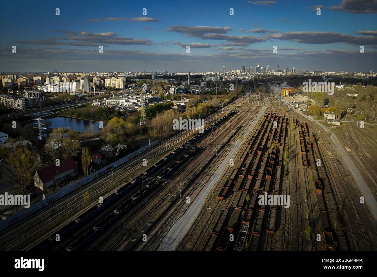 Varsovie. 21 avril 2020. Une cour de chemin de fer est vue à Varsovie, en Pologne, le 21 avril 2020. Grâce au développement de l'Initiative de la ceinture et de la route, la Pologne pourra exporter ses produits alimentaires vers la Chine par rail, a déclaré mardi le service ferroviaire des chemins de fer nationaux polonais Cargo (PKP Cargo). Les expéditions de toute la Pologne seront transportées vers Malaszewicze dans l'est de la Pologne. De là, les produits alimentaires arriveront dans la ville de Xi'an en Chine centrale en 14 jours, a déclaré la société dans une déclaration. Par le passé, les exportations polonaises vers la Chine avaient été transportées par air et par mer. Crédit: Jaap Arrens/Xinhua/Alay Live News Banque D'Images