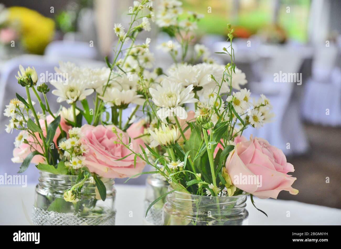 Magnifique bouquet de roses roses, fleurs de chrysanthèmes, fleurs de printemps colorées Banque D'Images