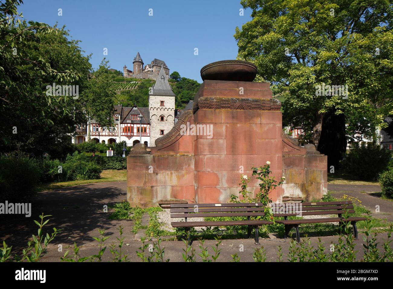 Monument aux victimes de la guerre et de la tyrannie dans les installations du Rhin, derrière lui Bacharach avec Burg Stahleck auberge de jeunesse, Bacharach am Rhein, Rhénanie Banque D'Images