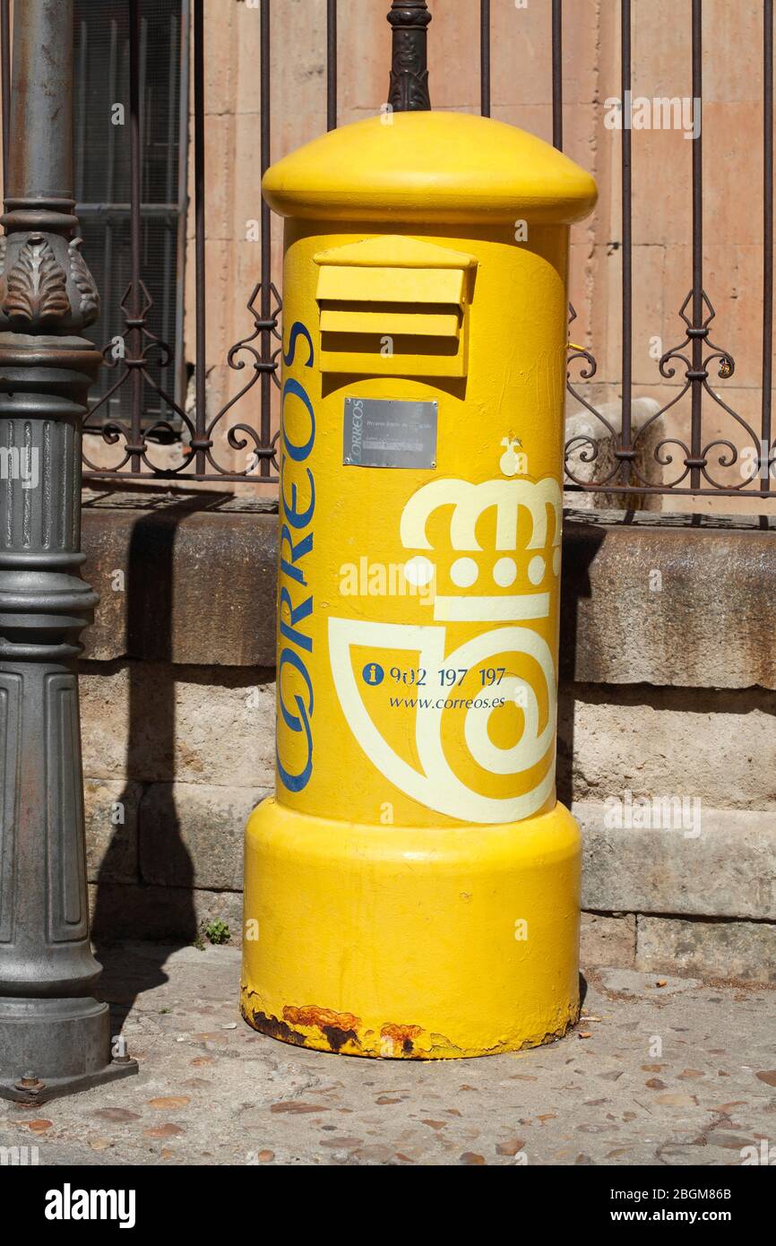 Boîte aux lettres jaune, Salamanque, Castilla y Leon, Castille-León, Espagne Banque D'Images