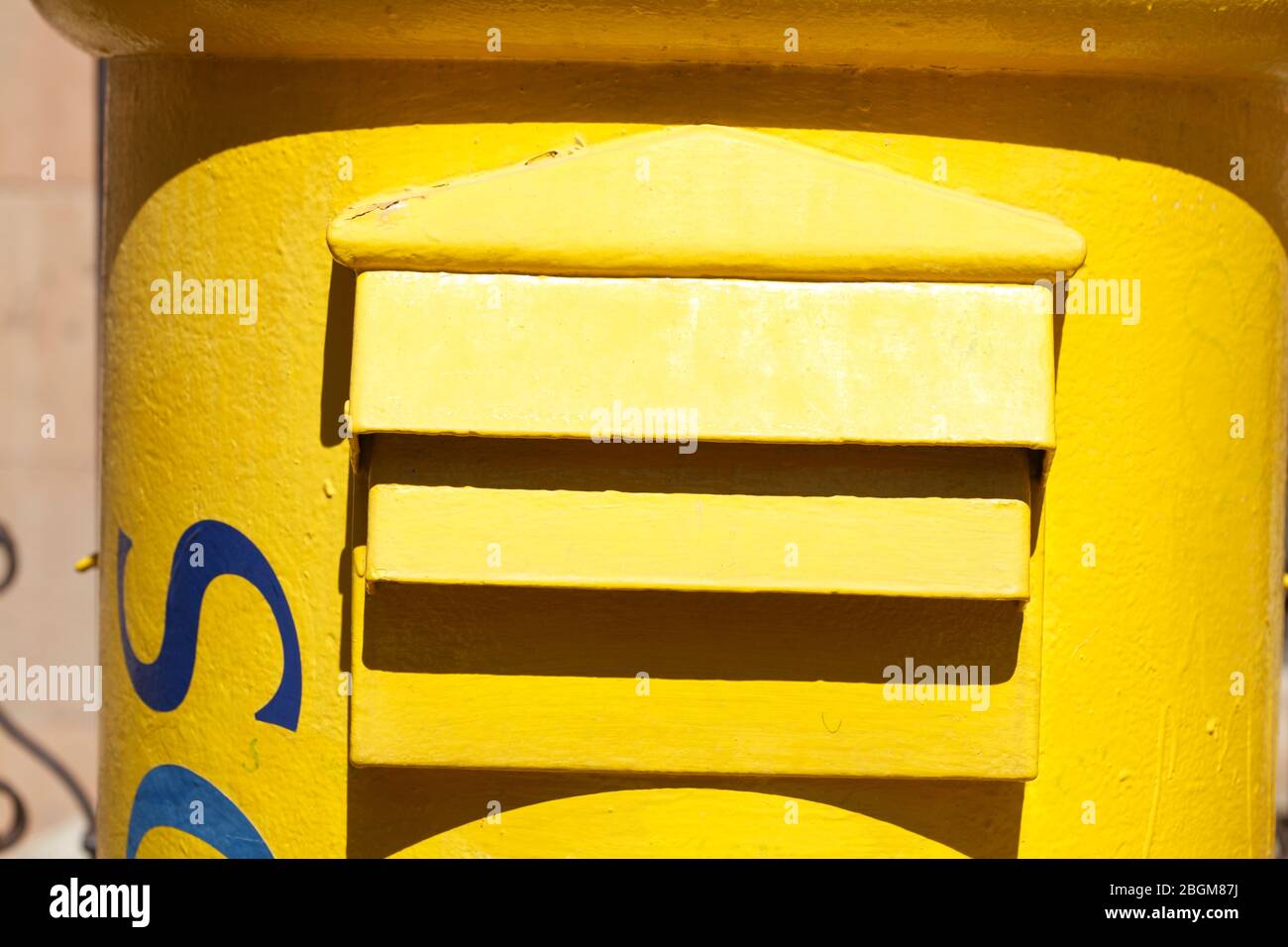 Boîte aux lettres jaune, Salamanque, Castilla y Leon, Castille-León, Espagne Banque D'Images