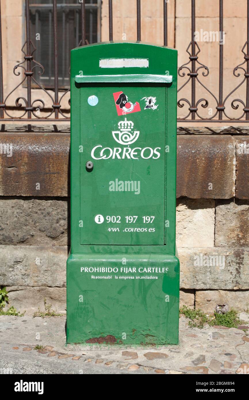 Boîte aux lettres verte, Salamanque, Castilla y Leon, Castille-León, Espagne Banque D'Images