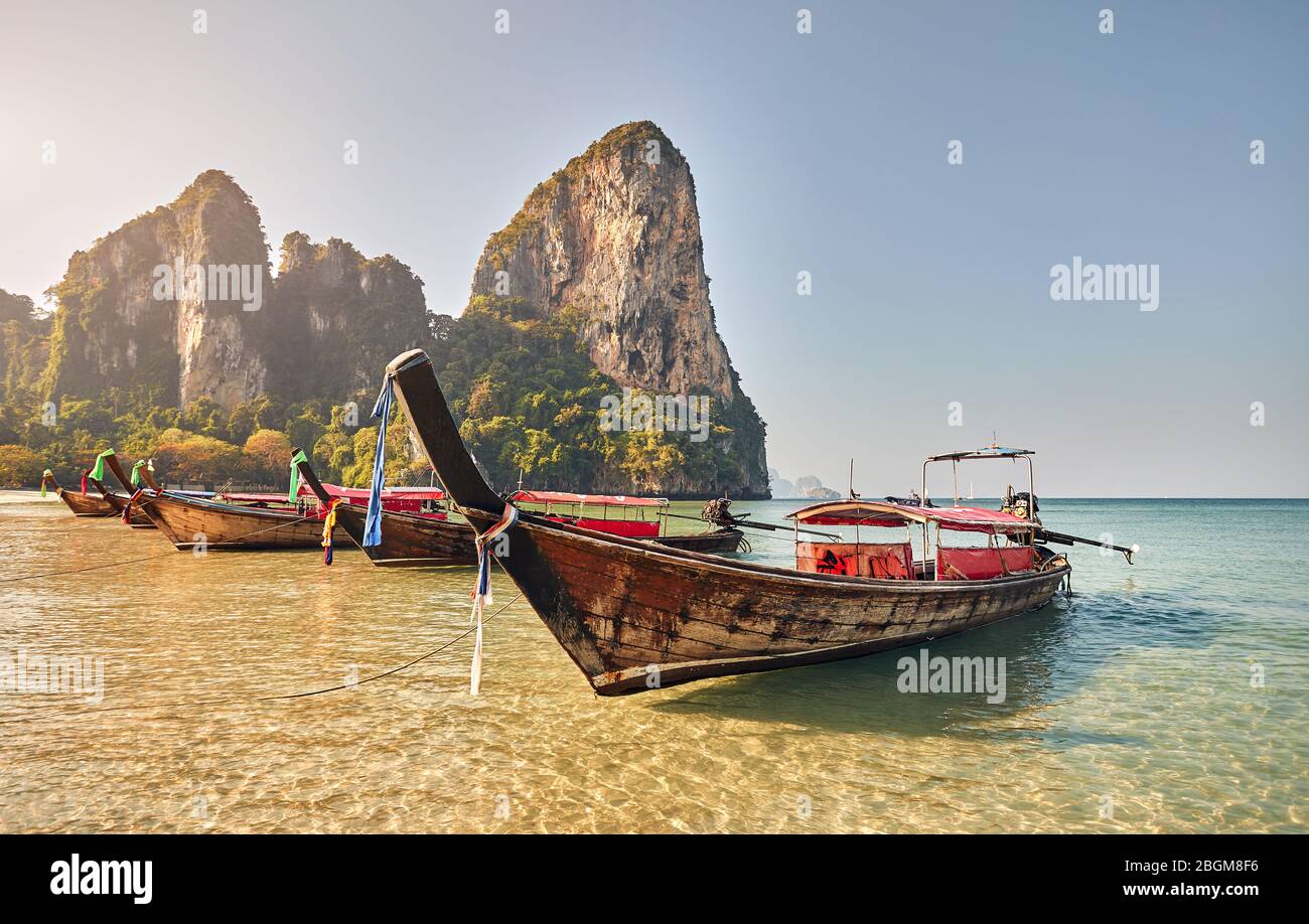 Long Tail boats on tropical island à la province de Krabi, Thaïlande Banque D'Images
