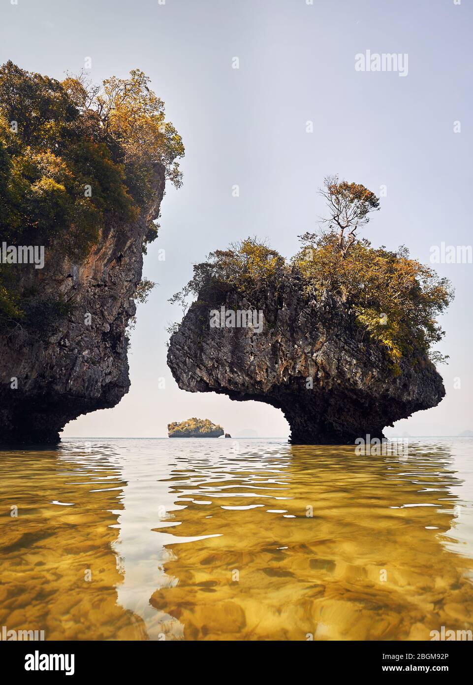 Les îles tropicales de la roche dans la mer d'Andaman de la province de Krabi, Thaïlande Banque D'Images