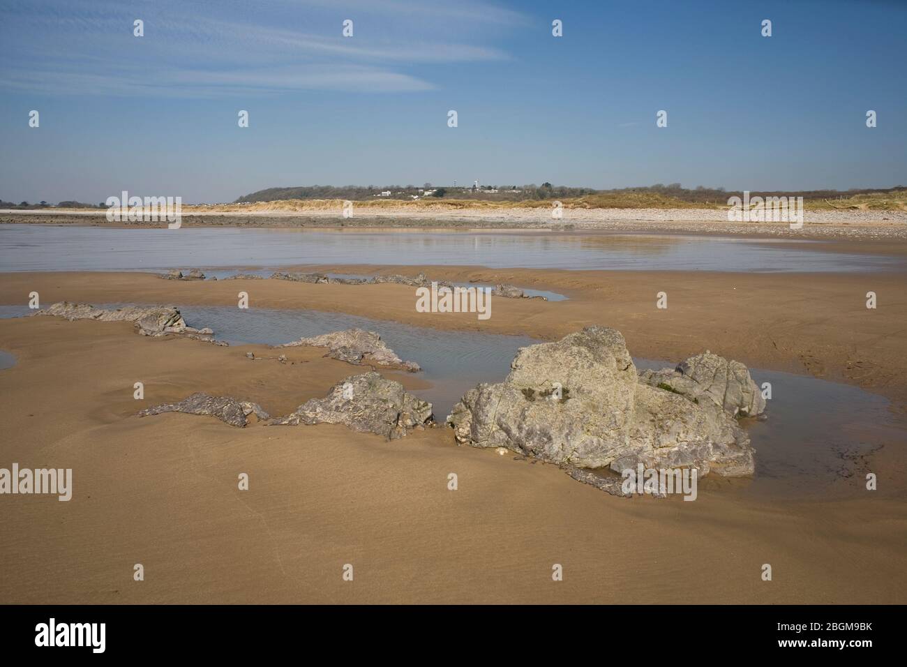 Newton Beach au bout de Black Rocks avec du rocher à côté de la piscine à marée le jour ensoleillé du printemps Banque D'Images