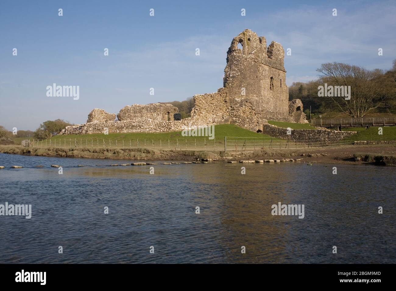 Partie principale des ruines du château d'Ogmore à côté de la rivière Ewenny, dans un après-midi ensoleillé de printemps Banque D'Images