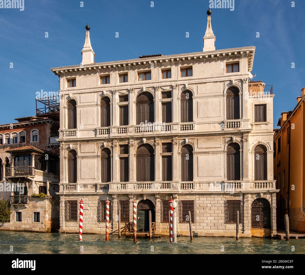 11/20/2017- Venise, Italie. La façade du palais Giustinien sur le Grand Canal dans le quartier de San Marco. Banque D'Images