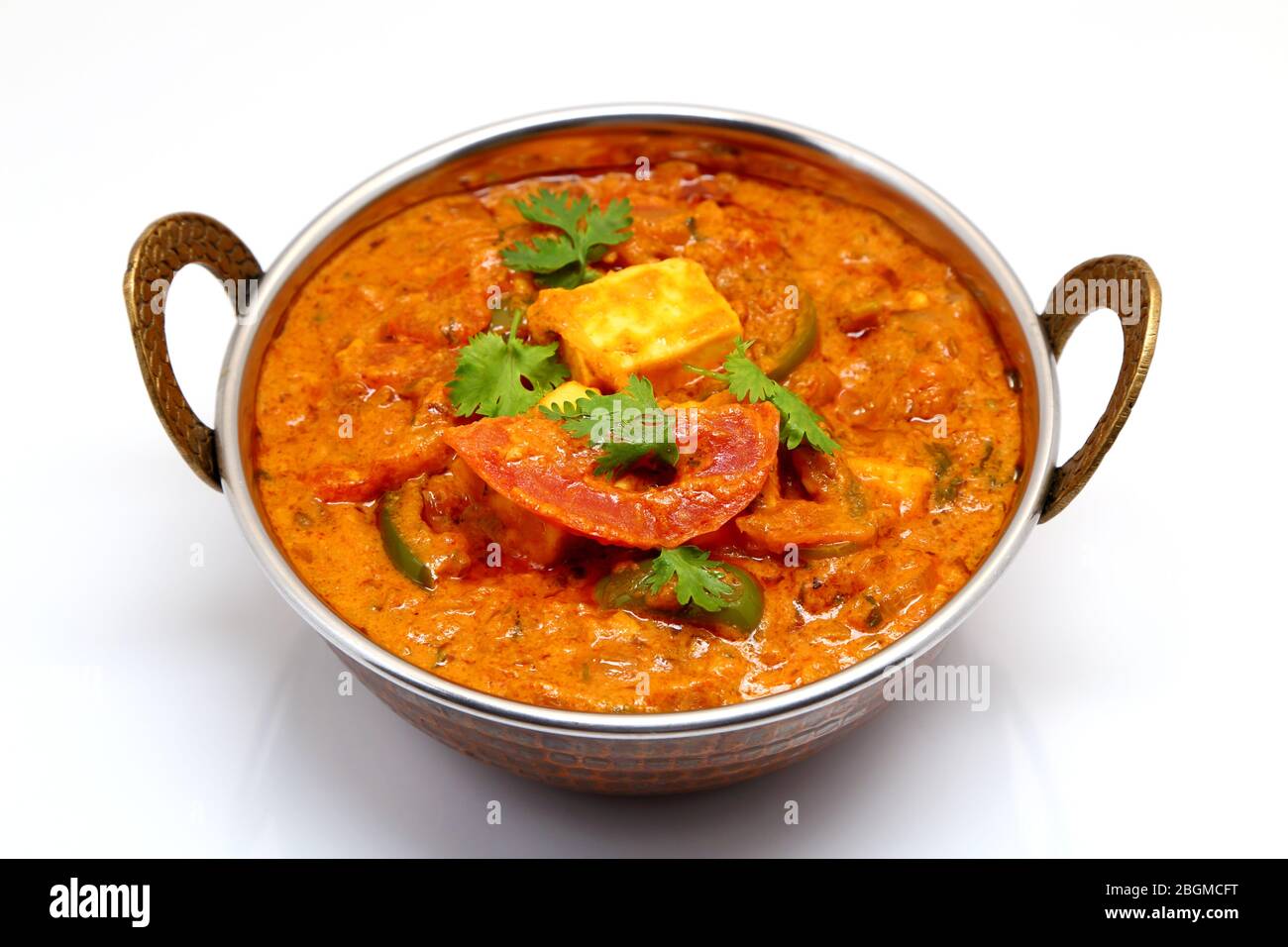 La nourriture indienne ou indien Curry dans un cuivre laiton bol de service. Banque D'Images