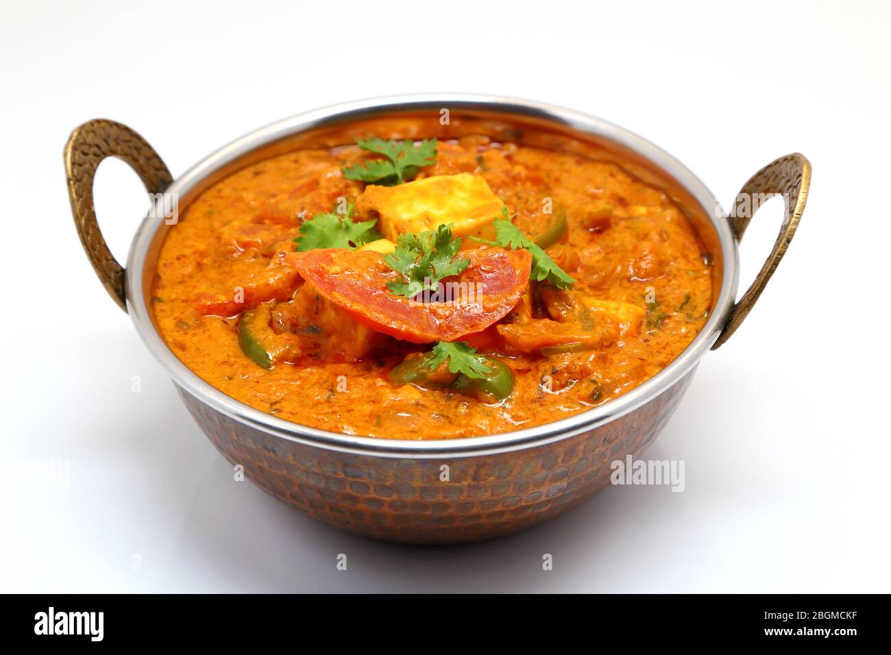 La nourriture indienne ou indien Curry dans un cuivre laiton bol de service. Banque D'Images